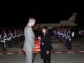 Don Felipe conversa con la directora de Ceremonial y Protocolo de la República del Ecuador, Verónica Peña, tras el recibimiento