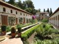 La Alhambra de Granada es el monumento español más admirado. Sin embargo, es algo más que un monumento. El antiguo complejo palaciego nazarí es también un espectacular museo que muchos países europeos miran con cierta envidia y admiración. Su museo acoge una colección única de piezas hispanomusulmanas esenciales para entender la, en ocasiones olvidada, exuberante historia de la España musulmana: su arte, su compleja política, su sociedad, su pensamiento, su ciencia… El museo acoge piezas hispanoárabes que van desde la conquista musulmana en el 711 hasta el fin de la Reconquista con la toma de Granada por los Reyes Católicos en 1492.