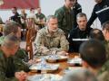 Don Felipe, en el comedor de tropa de la base militar de Bétera (Valencia) con los efectivos que trabajan en la catástrofe