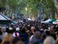 (Foto de ARCHIVO)
Cientos de personas visitan las paradas durante el día de Sant Jordi 2024, a 23 de abril de 2024, en Barcelona, Catalunya (España). Barcelona acoge como cada año la festividad de Sant Jordi y engalana la ciudad de rosas rojas. Además, la actividad principal del día es que centenares de escritores firman sus libros en 425 puestos por el Día Internacional del Libro. Este año, la festividad se extiende desde la Rambla hasta el distrito de Gràcia.

Lorena Sopêna / Europa Press
23 ABRIL 2024;SANTO JORDI;LIBROS;DIA DEL LIBRO;
23/4/2024