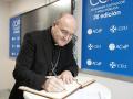 Monseñor Munilla firma en el libro de honor del Congreso