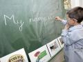 Un niño recibe clases de inglés
