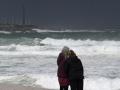 Dos mujeres observan las olas durante el frente meteorológico, a 23 de febrero de 2024, en A Coruña, Galicia (España). La Agencia Estatal de Meteorología (Aemet) decretó un aviso naranja por temporal costero en el litoral gallego que ya está activo. El noroeste y oeste de A Coruña y el litoral lucense están en nivel de alerta rojo (riesgo extremo) desde este mediodía hasta las 17:00 horas de mañana. El 112 Galicia ha dado varias pautas para evitar los riesgos existentes en el litoral gallego, donde se esperan olas de hasta nueve metros.

M. Dylan / Europa Press
23 FEBRERO 2024;METEOROLOGÍA;AEMET;AVISO;NARANJA;ALERTA;ROJO;LITORAL;OLAS
23/2/2024