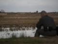 Un agente controla un dron para la búsqueda de desaparecidos en La Albufera, a 18 de noviembre de 2024, en Valencia