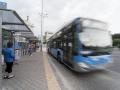 Un autobús de la Empresa Municipal de Transportes (EMT), pasa por una marquesina de la plaza de Cibeles