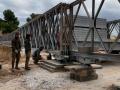 Los militares levantan un puente tipo MABEY para comunicar las zonas afectadas por la DANA