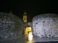 Lugo. Debido a las carencias energéticas, el Gobierno ha puesto en marcha una serie de iniciativas con el fin de incentivar el ahorro energético. En Lugo, monumentos como la Muralla Romana o la Catedral han apagado sus luces y muchos establecimientos han secundado la iniciativa apagando sus escaparates. En la imagen, varias personas entran en la Muralla Romana con la Catedral de fondo, en la noche del miercoles 10 de agosto