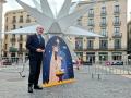 Daniel Sirera muestra una ilustración de un pesebre frente a la estrella de Sant Jaume