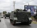 Las tropas del Ejército libanés patrullan la carretera principal al sur del río Litani en Qasmiye, cerca de la ciudad portuaria de Tiro