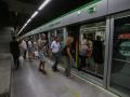 Viajeros subiendo a uno de los trenes del Metro de Sevilla