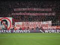 Aficionados del Bayern de Múnich muestran pancartas contra el presidente del PSG, Nasser Al Khelaifi, antes del comienzo del partido entre el Bayern de Munich y el Psg EN EL aLLIANZA aRENA