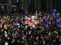 Banderas de Georgia y de la Unión Europea ondean en las calles de Georgia