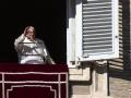 El Papa Francisco, asomado a la ventana del Palacio Apostólico este domingo