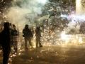 Manifestantes disparan horcas contra la policía durante el cuarto día de protestas a nivel nacional contra la decisión del gobierno de suspender las negociaciones para la adhesión a la UE en Tiflis