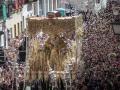 La Virgen de la Esperanza Macarena, a su paso por la calle Escoberos de regreso a la Basílica en la mañana del Viernes Santo de 2023