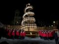 Plaza España de Roma adornada con un árbol de Navidad