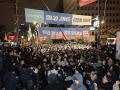 Ciudadanos se congregan en la Asamblea Nacional para protestar contra la ley marcial