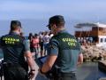 Dos agentes de la Guardia Civil de servicio