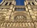 La majestuosa fachada de la catedral parisina refulge tras su restauración