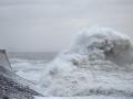 Una ola impacta sobre un muro en Porthcawl, Gales, este 7 de diciembre de 2024