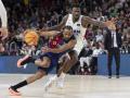 El jugador del FC Barcelona Punter en acción ante el jugador del UCAM Universidad Ennis este domingo, durante el partido de la Liga Endesa, entre el Barcelona y el UCAM Universidad, en el Palau Blaugrana de Barcelona