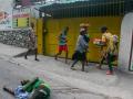 Transeúntes pasan de largo frente al cuerpo sin vida un hombre asesinado, Puerto Príncipe
People walk past the body of a man shot dead by unidentified armed men on the night of March 27 in Port-au-Prince on March 28, 2024.. The situation in chaos-wracked Haiti is "cataclysmic", with more than 1,500 people killed by gang violence so far this year and more weapons pouring into the country, the UN said on March 28,2024. In a fresh report, the United Nations rights office detailed how "corruption, impunity and poor governance, compounded by increasing levels of gang violence (had) eroded the rule of law and brought state institutions... close to collapse". (Photo by Clarens SIFFROY / AFP) / AFP PICTURES OF THE YEAR 2024