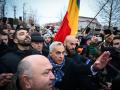 El candidato Calin Georgescu en una protesta por la anulación electoral