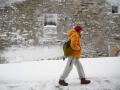 Una persona pasea por la nieve, a 9 de diciembre de 2024, en Pedrafita do Cebreiro, Lugo, Galicia (España). Un total de 12 comunidades autónomas están hoy en riesgo (alerta amarilla) por nieve, lluvias, oleaje y fuertes rachas de viento, en especial Asturias y Castilla y León que tendrán alerta roja por nevadas, según la predicción de la Agencia Estatal de Meteorología (Aemet). Las rachas de viento pueden alcanzar durante la jornada de hoy los 80 km/h y las olas pueden llegar a medir seis metros.

Carlos Castro / Europa Press
09 DICIEMBRE 2024;NEVADA;NIEVE;TORMENTA;TEMPORAL;INVIERNO;
09/12/2024