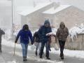 Varias personas pasean por la nieve en Pedrafita do Cebreiro, Lugo