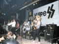 El grupo de rock "Las Vulpes" interpreta una de sus canciones, durante su actuación en una discoteca madrileña en 1983