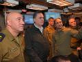 El ministro de Defensa israelí, Israel Katz junto a militares en el centro de mando