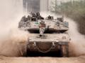 Un tanque del ejército israelí avanza hacia la frontera sur de Israel con la Franja de Gaza