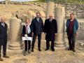 Molina (centro), junto a Torralbo (2º dcha.),  Lucena (izda.) y los arqueólogos en el yacimiento de Ategua
