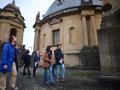 Un grupo de parlamentarios navarros durante su visita al Monumento a los Caídos