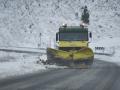 Labores de retirada de la nieve acumulada en carreteras y coches en Formigal