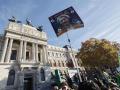 Pancarta contra Von der Leyen frente al Ministerio de Agricultura