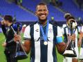 Salomón Rondón posa con los dos trofeos que consiguió Pachuca en la Copa Intercontinental