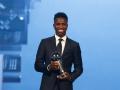 Vinicius Junior posa con el premio The Best a mejor jugador del 2024