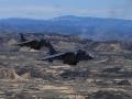 Una impresionante fotografía aérea de dos unidades Harrier AV8B+, captadas durante su calificación operativa en el polígono de tiro de Las Bardenas Reales de Navarra