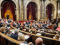 Bancadas del PP y Vox durante el debate que se ha celebrado en el Parlament