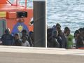 Un grupo de subsaharianos que fueron rescatados este miércoles en Lanzarote