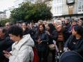 Varias personas durante un minuto de silencio por el asesinato machista de Rejane, de 42 años, frente al Ayuntamiento de Viveiro