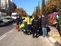 Efectivos de emergencia tras el atropello de dos jóvenes en el barrio madrileño de Arganzuela