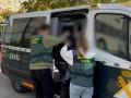 (Foto de ARCHIVO)
Agentes de la Guardia Civil introducen en una furgoneta a un detenido.

REMITIDA / HANDOUT por GUARDIA CIVIL
Fotografía remitida a medios de comunicación exclusivamente para ilustrar la noticia a la que hace referencia la imagen, y citando la procedencia de la imagen en la firma
21/12/2024