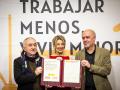 La vicepresidenta Yolanda Díaz y los secretarios generales de UGT, Pepe Álvarez, y de CCOO, Unai Sordo, tras la firma del acuerdo de reducción de la jornada laboral