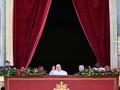 El Papa Francisco, saluda desde el balcón de las bendiciones