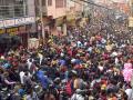 Una multitud de devotos se reúne en el templo de Kashi Vishwanath, en India