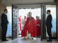 Esta foto tomada y distribuida el 26 de diciembre de 2024 por The Vatican Media muestra al Papa Francisco abriendo una Puerta Santa en la Penitenciaría de Rebibbia el día de San Esteban en Roma como parte del Año Jubilar Católico. (Photo by Handout / VATICAN MEDIA / AFP) / RESTRINGIDO A USO EDITORIAL - CRÉDITO OBLIGATORIO «AFP PHOTO / VATICAN MEDIA» - NO MARKETING - NO CAMPAÑAS PUBLICITARIAS - DISTRIBUIDO COMO SERVICIO A CLIENTES