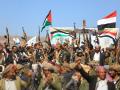 Hombres armados de tribus yemeníes participan en una manifestación de denuncia de los ataques israelíes y en solidaridad con Palestina, en los suburbios de la capital, Saná