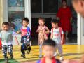 Niños a la salida de una guardería en Fuyang, China